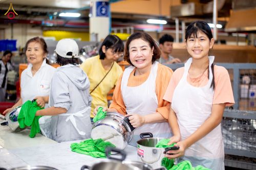 ภาพ No.325274:วันที่ 24-25 เมษายน พ.ศ.2569  เจ้าหน้าที่และอาสาสมัครรับบุญเก็บงานล้างภาชนะ งานถวายมหาสังฆทาน 40,000 กว่าวัดทั่วประเทศ  ณ โรงครัว 71 ปีวัดพระธรรมกาย