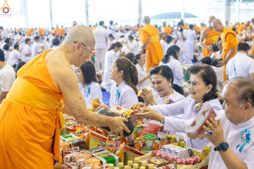 ภาพ No.311459:วันอาทิตย์ต้นเดือนที่ 1 มีนาคม พ.ศ.2569 พิธีตักบาตร และ พิธีบูชาข้าวพระ ณ สภาธรรมกายสากล วัดพระธรรมกาย