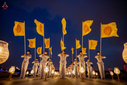 ภาพ No.81831:พิธีจุดวิสาขประทีปและเวียนประทักษิณ เนื่องในวันวิสาขบูชา วันเสาร์ที่ 3 มิถุนายน 2566 ณ ลานธรรมพระมหาธรรมกายเจดีย์ วัดพระธรรมกาย จ.ปทุมธานี