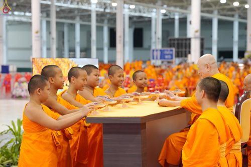 ภาพ No.339001:วันอาทิตย์ที่ 12 กรกฎาคม พ.ศ.2569 พิธีมุทิตาผู้สอบได้เปรียญธรรม ประโยค 1-2 ถึง ป.ธ.9 และ บ.ศ.1-2 ถึง บ.ศ.6 สำนักศาสนศึกษาวัดพระธรรมกาย ประจำปี 2569, พิธีมอบตราตั้งแต่งตั้งอาจารย์ใหญ่ สำนักศาสนศึกษาวัดพระธรรมกาย