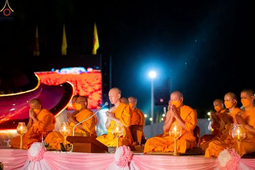 ภาพ No.69505:พิธีจุดประทีปถวายเป็นพุทธบูชา และบูชาธรรมมหาปูชนียาจารย์ ในโครงการธรรมยาตรากตัญญูบูชา มหาปูชนียาจารย์ พระมงคลเทพมุนี(สด จนฺทสโร) พระผู้ปราบมาร ปีที่ 11 ณ อนุสรณ์สถานมหาวิหารพระมงคลเทพมุนี อ.สองพี่น้อง จ.สุพรรณบุรี