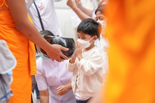ภาพ No.69737:พิธีตักบาตรพระธรรมยาตราฯ ในโครงการธรรมยาตรากตัญญูบูชา มหาปูชนียาจารย์ พระมงคลเทพมุนี(สด จนฺทสโร) พระผู้ปราบมาร ปีที่ 11 ณ อนุสรณ์สถานลำดับที่ 1 สถานที่เกิดด้วยรูปกายเนื้อ อนุสรณ์สถานมหาวิหารพระมงคลเทพมุนี อ.สองพี่น้อง จ.สุพรรณบุรี