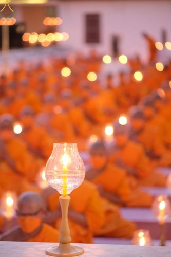 ภาพ No.73302:พิธีจุดประทีปถวายเป็นพุทธบูชา และบูชาธรรมมหาปูชนียาจารย์ ในโครงการธรรมยาตรากตัญญูบูชา มหาปูชนียาจารย์ พระมงคลเทพมุนี(สด จนฺทสโร) พระผู้ปราบมาร ปีที่ 11 ณ อนุสรณ์สถานลำดับที่ 4 สถานที่เกิดด้วยกายธรรม วัดโบสถ์ (บน) บางคูเวียง อ.บางกรวย จ.นนทบุรี วันที่ 21 