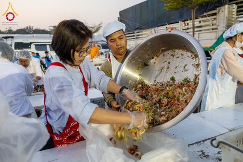 ภาพ No.294804:วันที่ 15 มกราคม พ.ศ. 2569 พิธีถวายภัตตาหารเป็นสังฆทาน แด่พระธรรมยาตรา ณ วัดโบสถ์บน ต.บางคูเวียง จ.นนทบุรี อนุสรณ์สถานลำดับที่ 4 สถานที่เกิดด้วยกายธรรม ในโครงการธรรมยาตรา กตัญญูบูชา มหาปูชนียาจารย์ พระมงคลเทพมุนี(สด จนฺทสโร) พระผู้ปราบมาร อนุสรณ์สถาน 7 แ