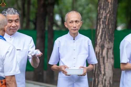 ภาพ No.330212:วันที่ 30 พฤษภาคม พ.ศ.2569 พิธีตัดปอยผมและปลงผม อุบาสกอุปสมบทอุทิศชีวิต 11 ท่าน ณ โบสถ์พระไตรปิฎก วัดพระธรรมกาย จังหวัดปทุมธานี