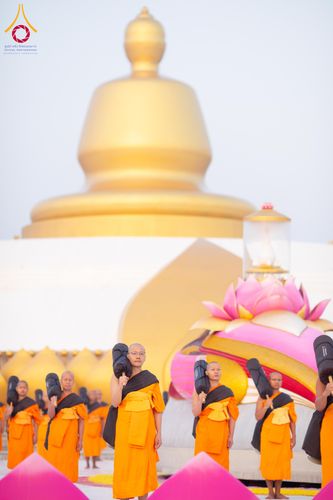 ภาพ No.299833:วันที่ 19 มกราคม พ.ศ.2569 พระธรรมยาตราปฏิบัติธรรมและถ่ายภาพหมู่ประวัติศาสตร์ ณ อนุสรณ์สถานลำดับที่ 5 สถานที่เผยแผ่วิชชาธรรมกายครั้งแรก  อนุสรณ์สถานบางปลาวัดบางปลา อ.บางเลน จ.นครปฐม ในโครงการธรรมยาตรา กตัญญูบูชา มหาปูชนียาจารย์ พระมงคลเทพมุนี(สด จนฺทสโร) 