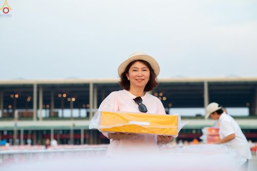 ภาพ No.322621:วันที่ 17 เมษายน พ.ศ.2569 การเรียงกล่องไทยธรรม เรียงน้ำดื่ม เรียงร่ม ณ ลานธรรมพระมหาธรรมกายเจดีย์ เพื่องานถวายมหาสังฆทาน 40,000 กว่าวัดทั่วประเทศ วันคุ้มครองโลก 22 เมษายน พ.ศ.2569 วัดพระธรรมกาย