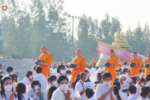 ภาพ No.70583:พิธีตักบาตรพระธรรมยาตราฯ ในโครงการธรรมยาตรากตัญญูบูชา มหาปูชนียาจารย์ พระมงคลเทพมุนี(สด จนฺทสโร) พระผู้ปราบมาร ปีที่ 11 ณ อนุสรณ์สถานลำดับที่ 2 สถานที่ตั้งมโนปณิธานบวชตลอดชีวิต อนุสรณ์สถานคลองบางนางแท่น อ.สามพราน จ.นครปฐม วันที่ 14 มกราคม พ.ศ. 2566