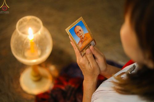 ภาพ No.69389:พิธีจุดประทีปถวายเป็นพุทธบูชา และบูชาธรรมมหาปูชนียาจารย์ ในโครงการธรรมยาตรากตัญญูบูชา มหาปูชนียาจารย์ พระมงคลเทพมุนี(สด จนฺทสโร) พระผู้ปราบมาร ปีที่ 11 ณ อนุสรณ์สถานมหาวิหารพระมงคลเทพมุนี อ.สองพี่น้อง จ.สุพรรณบุรี