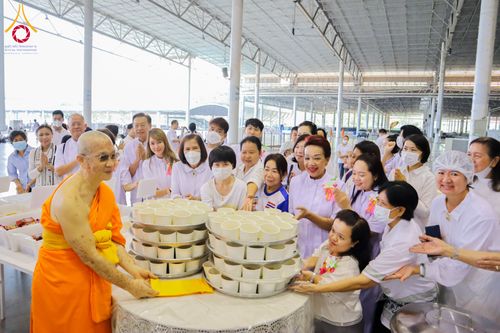 ภาพ No.121238:พิธีถวายภัตตาหารเป็นสังฆทาน แด่คณะพระธรรมยาตราฯ ในโครงการธรรมยาตรากตัญญูบูชา มหาปูชนียาจารย์ พระมงคลเทพมุนี(สด จนฺทสโร) พระผู้ปราบมาร อนุสรณ์สถาน 7 แห่ง ปีที่ 12 วันที่ 30 มกราคม พ.ศ. 2567 ณ สภาธรรมกายสากล วัดพระธรรมกาย