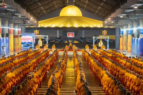 ภาพ No.280341:วันที่ 31 ธันวาคม พ.ศ.2568 -วันที่ 1 มกราคม พ.ศ.2569 พิธีฉลองชัยสวดมนต์บทธัมมจักกับปปวัตนสูตร ครบ 8,000,000,000 จบ , พิธีสวดมนต์ข้ามปี ณ วัดพระธรรมกาย