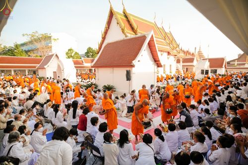 ภาพ No.73607:พิธีตักบาตรพระธรรมยาตราฯ ในโครงการธรรมยาตรากตัญญูบูชา มหาปูชนียาจารย์ พระมงคลเทพมุนี(สด จนฺทสโร) พระผู้ปราบมาร ปีที่ 11 ณ อนุสรณ์สถานลำดับที่ 4 สถานที่เกิดด้วยกายธรรม วัดโบสถ์ (บน) บางคูเวียง อ.บางกรวย จ.นนทบุรี วันที่ 22 มกราคม พ.ศ. 2566