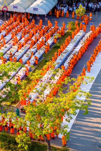 ภาพ No.106085:พิธีถวายภัตตาหารเป็นสังฆทาน แด่คณะพระธรรมยาตราฯ ในโครงการธรรมยาตรากตัญญูบูชา มหาปูชนียาจารย์ พระมงคลเทพมุนี(สด จนฺทสโร) พระผู้ปราบมาร อนุสรณ์สถาน 7 แห่ง ปีที่ 12 วันที่ 3 มกราคม พ.ศ. 2567 ณ อนุสรณ์สถานโลตัสแลนด์ จ.สุพรรณบุรี