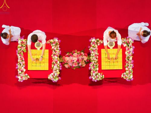 ภาพ No.83690:พิธีวางแผ่นจารึกชื่อและพิธีวางพวงมาลัยสักการะพระประธาน วันอาทิตย์ที่ 16 กรกฎาคม พ.ศ. 2566 ณ รัตนบัลลังก์ สภาธรรมกายสากล วัดพระธรรมกาย