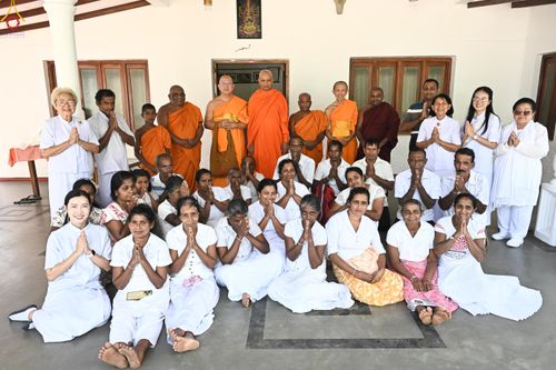 ภาพ No.278755:วันที่ 30 ตุลาคม 2568  กฐินสมทบวัดต่างประเทศ โดยคณะศิษยานุศิษย์  บูชาธรรม 81 ปี หลวงพ่อธัมมชโย  ณ วัดศรีโพธินันทะ ประเทศศรีลังกา