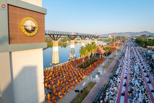 ภาพ No.284209:วันเสาร์ที่ 20 ธันวาคม พ.ศ.2568  พิธีตักบาตรพระ 10,000 รูป เนื่องในโอกาส 194 ปี จังหวัดกาญจนบุรี และอุทิศส่วนกุศลให้แด่บรรพชนทั้งหลาย บริเวณถนนสองแคว (Skywalk) เมืองกาญจนบุรี