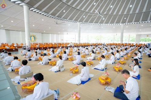 ภาพ No.348258:วันที่ 10 กันยายน พ.ศ.2569 พิธีสวดพระพุทธมนต์ และถวายภัตตาหารเป็นสังฆทาน เนื่องในวันครบ 26 ปี วันคล้ายละสังขาร คุณยายอาจารย์มหารัตนอุบาสิกาจันทร์ ขนนกยูง ณ หอฉันคุณยายอาจารย์ฯ วัดพระธรรมกาย