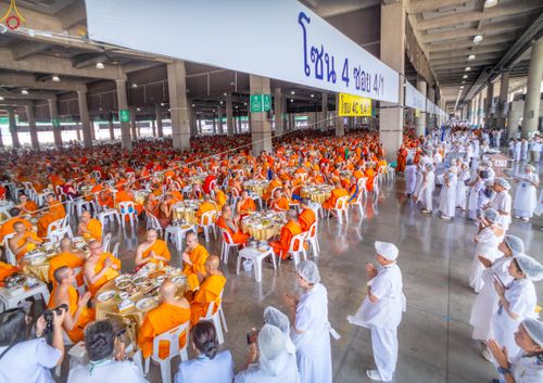 ภาพ No.323764:วันที่ 22 เมษายน พ.ศ.2569(วันคุ้มครองโลก) งานถวายมหาสังฆทาน 40,000 กว่าวัดทั่วประเทศ คณะสงฆ์ฉันภัตตาหารเพล