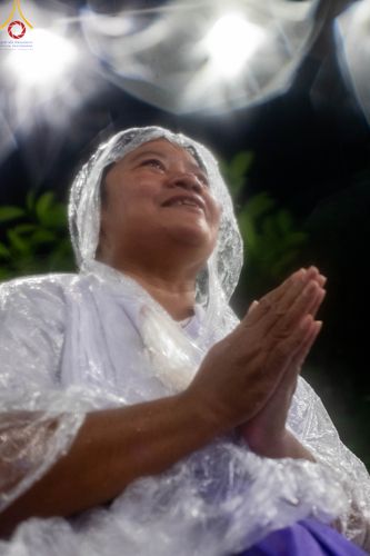 ภาพ No.89298:พิธีประดิษฐานรูปหล่อทองคำ  คุณยายอาจารย์มหารัตนอุบาสิกาจันทร์ ขนนกยูง ภายในมหาวิหารคุณยายอาจารย์ฯ เนื่องในวันครูผู้ค้นพบวิชชาธรรมกาย วันศุกร์ที่ 29 กันยายน พ.ศ. 2566 ณ วัดพระธรรมกาย จ.ปทุมธานี