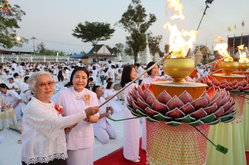ภาพ No.294032:วันที่ 13 มกราคม พ.ศ. 2569 พิธีจุดประทีปถวายเป็นพุทธบูชา และบูชาธรรมมหาปูชนียาจารย์  (ภาพชุดที่ 2) ณ วัดสองพี่น้อง ต.ต้นตาล อ.สองพี่น้อง จ.สุพรรณบุรี ในโครงการธรรมยาตรา กตัญญูบูชา มหาปูชนียาจารย์ พระมงคลเทพมุนี(สด จนฺทสโร) พระผู้ปราบมาร อนุสรณ์สถาน 7 แห่