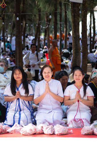 ภาพ No.287718:วันที่ 3 มกราคม พ.ศ. 2569 พิธีต้อนรับพระธรรมยาตรา ครั้งที่ 2 (ภาพชุดที่ 2) ในโครงการธรรมยาตรา กตัญญูบูชา มหาปูชนียาจารย์ พระมงคลเทพมุนี(สด จนฺทสโร) พระผู้ปราบมาร อนุสรณ์สถาน 7 แห่ง ปีที่ 14 ณ อนุสรณ์สถานมหาวิหารพระมงคลเทพมุนี (โลตัสแลนด์) อ.สองพี่น้อง จ.