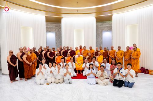 ภาพ No.325557:วันที่ 23 เมษายน พ.ศ.2569 หลวงพ่อทัตตชีโว รองเจ้าอาวาสวัดพระธรรมกาย ถวายการต้อนรับและปฏิสันถารคณะสงฆ์เมียนมาร์และเนปาล