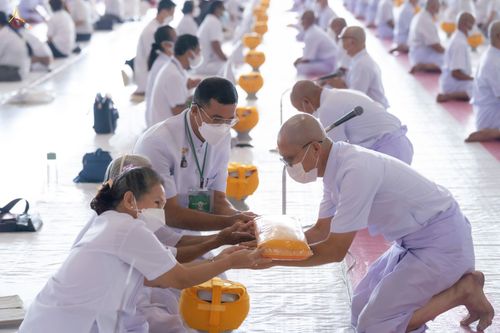 ภาพ No.44281:ประมวลภาพพิธีเวียนประทักษิณ, พิธีวันทาพระมหาธรรมกายเจดีย์ และพิธีขอขมารับผ้าไตร โครงการบวชภาคฤดูร้อน พ.ศ. 2565