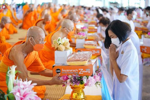 ภาพ No.48262:ประมวลภาพพิธีถวายผ้าอาบน้ำฝน และประทีปโคมไฟ เนื่องในวันอาสาฬหบูชา ประจำปี 2565