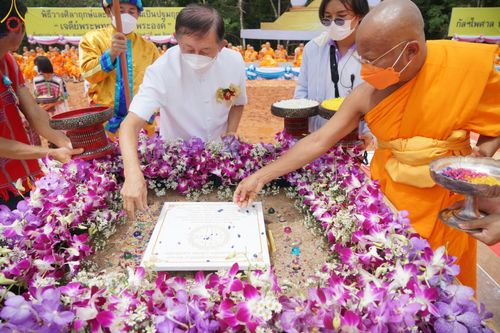 ภาพ No.50700:ประมวลภาพพิธีตักบาตร ณ วัดแม่แพ จ.แม่ฮ่องสอน เนื่องในวันธรรมชัย