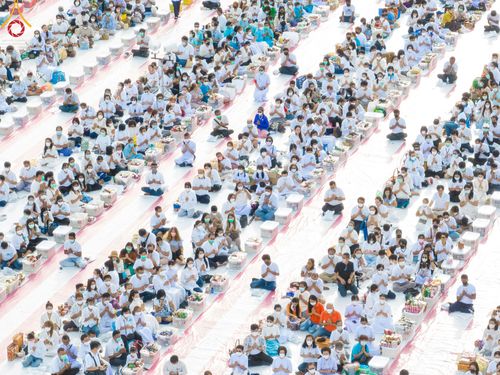ภาพ No.49557:ประมวลภาพพิธีตักบาตรพระสงฆ์ 1,091 รูป เนื่องในวันแม่แห่งชาติ ณ ตลาดจัมโบ้ ชุดที่ 1