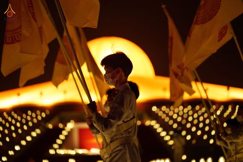 ภาพ No.81833:พิธีจุดวิสาขประทีปและเวียนประทักษิณ เนื่องในวันวิสาขบูชา วันเสาร์ที่ 3 มิถุนายน 2566 ณ ลานธรรมพระมหาธรรมกายเจดีย์ วัดพระธรรมกาย จ.ปทุมธานี