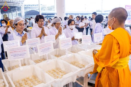 ภาพ No.121240:พิธีถวายภัตตาหารเป็นสังฆทาน แด่คณะพระธรรมยาตราฯ ในโครงการธรรมยาตรากตัญญูบูชา มหาปูชนียาจารย์ พระมงคลเทพมุนี(สด จนฺทสโร) พระผู้ปราบมาร อนุสรณ์สถาน 7 แห่ง ปีที่ 12 วันที่ 30 มกราคม พ.ศ. 2567 ณ สภาธรรมกายสากล วัดพระธรรมกาย