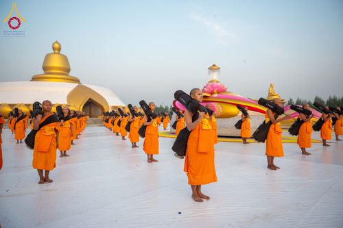 ภาพ No.299835:วันที่ 19 มกราคม พ.ศ.2569 พระธรรมยาตราปฏิบัติธรรมและถ่ายภาพหมู่ประวัติศาสตร์ ณ อนุสรณ์สถานลำดับที่ 5 สถานที่เผยแผ่วิชชาธรรมกายครั้งแรก  อนุสรณ์สถานบางปลาวัดบางปลา อ.บางเลน จ.นครปฐม ในโครงการธรรมยาตรา กตัญญูบูชา มหาปูชนียาจารย์ พระมงคลเทพมุนี(สด จนฺทสโร) 