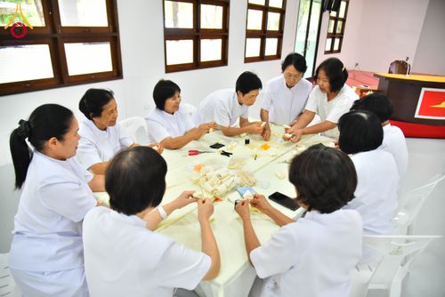 ภาพ No.327510:วันศุกร์ที่ 1 พฤษภาคม พ.ศ. 2569 รวมใจพสกนิกรชาวอำเภอคลองหลวง ประดิษฐ์ดอกไม้จันทน์ เพื่อใช้ในพิธีถวายดอกไม้จันทน์ในงานพระราชพิธีถวายพระเพลิงพระบรมศพ สมเด็จพระนางเจ้าสิริกิติ์ พระบรมราชินีนาถ พระบรมราชชนนีพันปีหลวง ณ วัดพระธรรมกาย