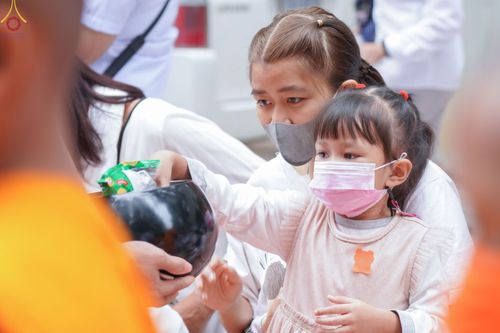 ภาพ No.69739:พิธีตักบาตรพระธรรมยาตราฯ ในโครงการธรรมยาตรากตัญญูบูชา มหาปูชนียาจารย์ พระมงคลเทพมุนี(สด จนฺทสโร) พระผู้ปราบมาร ปีที่ 11 ณ อนุสรณ์สถานลำดับที่ 1 สถานที่เกิดด้วยรูปกายเนื้อ อนุสรณ์สถานมหาวิหารพระมงคลเทพมุนี อ.สองพี่น้อง จ.สุพรรณบุรี