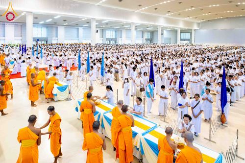 ภาพ No.338043:วันอาทิตย์ต้นเดือน 5 กรกฎาคม พ.ศ.2569 สัมมนาพิเศษ พิธีมอบพระของขวัญ ณ ห้องแก้วสารพัด1 วัดพระธรรมกาย