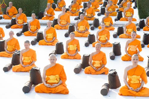 ภาพ No.281586:วันที่ 24 ธันวาคม พ.ศ.2568 พระธรรมยาตรา ปฏิบัติธรรม และถ่ายภาพหมู่ประวัติศาสตร์ ณ ลานหน้ามหาวิหารพระมงคลเทพมุนีฯ วัดพระธรรมกาย