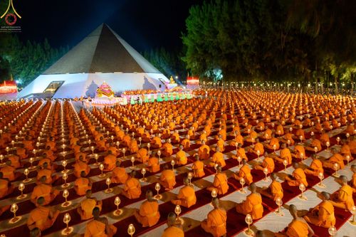 พิธีจุดประทีปถวายเป็นพุทธบูชา และบูชาธรรมมหาปูชนียาจารย์ ในโครงการธรรมยาตรากตัญญูบูชา มหาปูชนียาจารย์ พระมงคลเทพมุนี(สด จนฺทสโร) พระผู้ปราบมาร ปีที่ 11 ณ อนุสรณ์สถานมหาวิหารพระมงคลเทพมุนี อ.สองพี่น้อง จ.สุพรรณบุรี