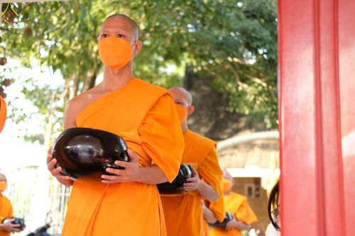 ภาพ No.73609:พิธีตักบาตรพระธรรมยาตราฯ ในโครงการธรรมยาตรากตัญญูบูชา มหาปูชนียาจารย์ พระมงคลเทพมุนี(สด จนฺทสโร) พระผู้ปราบมาร ปีที่ 11 ณ อนุสรณ์สถานลำดับที่ 4 สถานที่เกิดด้วยกายธรรม วัดโบสถ์ (บน) บางคูเวียง อ.บางกรวย จ.นนทบุรี วันที่ 22 มกราคม พ.ศ. 2566