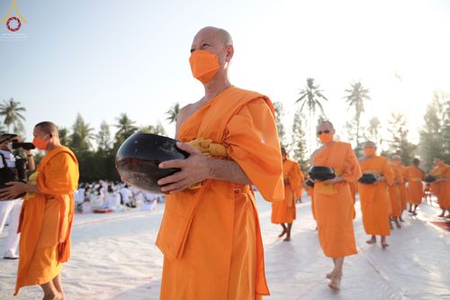 ภาพ No.70585:พิธีตักบาตรพระธรรมยาตราฯ ในโครงการธรรมยาตรากตัญญูบูชา มหาปูชนียาจารย์ พระมงคลเทพมุนี(สด จนฺทสโร) พระผู้ปราบมาร ปีที่ 11 ณ อนุสรณ์สถานลำดับที่ 2 สถานที่ตั้งมโนปณิธานบวชตลอดชีวิต อนุสรณ์สถานคลองบางนางแท่น อ.สามพราน จ.นครปฐม วันที่ 14 มกราคม พ.ศ. 2566