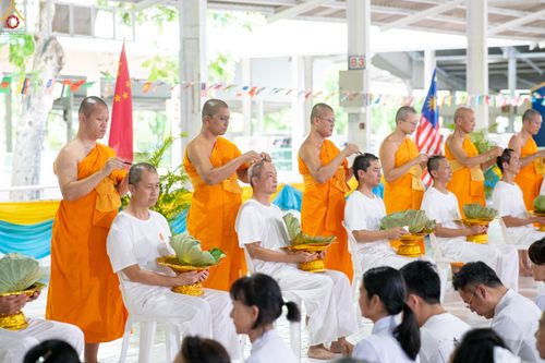 ภาพ No.338332:วันอาทิตย์ที่ 5 กรกฎาคม พศ.2569 พิธีตัดปอยผมธรรมทายาทนานาชาติ IDOP รุ่นที่ 21 จากประเทศจีน มาเลเซีย สิงคโปร์ และไต้หวัน ณ โถงช้าง วัดพระธรรมกาย