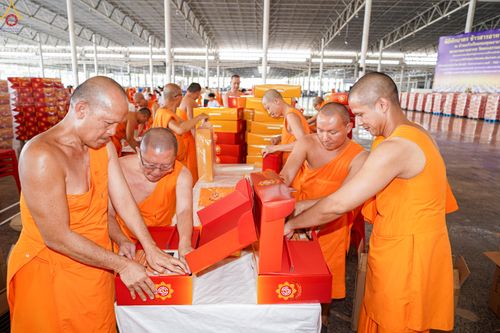 ภาพ No.321158:วันที่ 10-11 เมษายน พ.ศ.2569 การเตรียมกล่องไทยธรรม และการติดผ้ารับประเคน เพื่องานถวายมหาสังฆทาน 40,000 กว่าวัดทั่วประเทศ วันคุ้มครองโลก 22 เมษายน พ.ศ.2569 วัดพระธรรมกาย