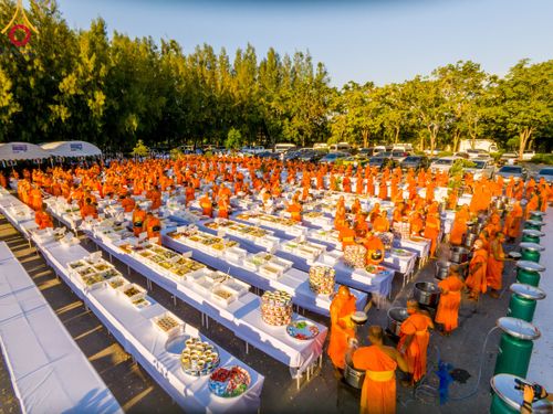 ภาพ No.106087:พิธีถวายภัตตาหารเป็นสังฆทาน แด่คณะพระธรรมยาตราฯ ในโครงการธรรมยาตรากตัญญูบูชา มหาปูชนียาจารย์ พระมงคลเทพมุนี(สด จนฺทสโร) พระผู้ปราบมาร อนุสรณ์สถาน 7 แห่ง ปีที่ 12 วันที่ 3 มกราคม พ.ศ. 2567 ณ อนุสรณ์สถานโลตัสแลนด์ จ.สุพรรณบุรี