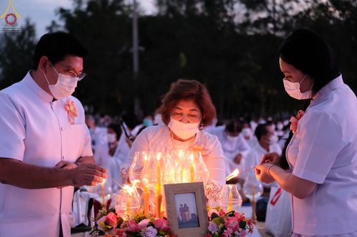 ภาพ No.70232:พิธีจุดประทีปถวายเป็นพุทธบูชา และบูชาธรรมมหาปูชนียาจารย์ ในโครงการธรรมยาตรากตัญญูบูชา มหาปูชนียาจารย์ พระมงคลเทพมุนี(สด จนฺทสโร) พระผู้ปราบมาร ปีที่ 11 ณ อนุสรณ์สถานลำดับที่ 2 สถานที่ตั้งมโนปณิธานบวชตลอดชีวิต อนุสรณ์สถานคลองบางนางแท่น อ.สามพราน จ.นครปฐม 