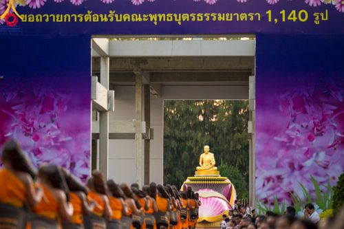 ภาพ No.106198:พิธีต้อนรับพระธรรมยาตรา ชุด 2 ในโครงการธรรมยาตรากตัญญูบูชา มหาปูชนียาจารย์  พระมงคลเทพมุนี(สด จนฺทสโร) พระผู้ปราบมาร  อนุสรณ์สถาน 7 แห่ง ปีที่ 12  วันที่ 3 มกราคม พ.ศ. 2567  ณ อนุสรณ์สถานโลตัสแลนด์ จ.สุพรรณบุรี
