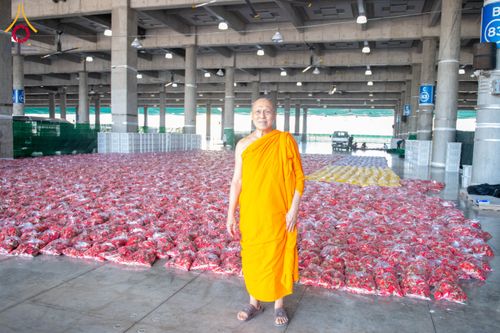 ภาพ No.279491:วันที่ 19-26 ธันวาคม พ.ศ. 2568 และ วันที่ 1 มกราคม พ.ศ.2569 รับบุญปลิดกลีบดอกไม้ เพื่อโปรยต้อนรับพระธรรมยาตรา