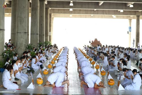 ภาพ No.47610:ประมวลภาพพิธีขอขมาและมอบผ้าไตร โครงการบรรพชาอุปสมบทหมู่ รุ่นเข้าพรรษา 2565