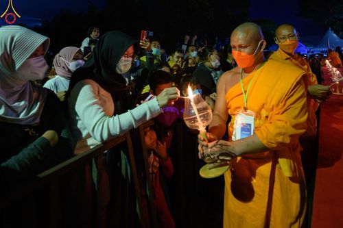 ภาพ No.46562:พิธีจุดโคมวิสาขประทีป วันวิสาขบูชา พ.ศ. 2565 ณ ประเทศอินโดนีเซีย