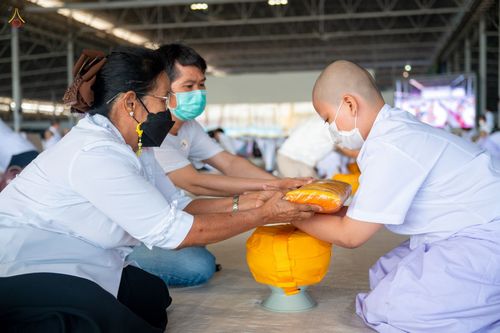 ภาพ No.44282:ประมวลภาพพิธีเวียนประทักษิณ, พิธีวันทาพระมหาธรรมกายเจดีย์ และพิธีขอขมารับผ้าไตร โครงการบวชภาคฤดูร้อน พ.ศ. 2565