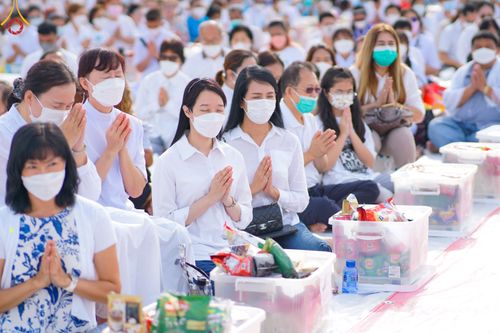 ประมวลภาพพิธีตักบาตรพระสงฆ์ 1,091 รูป เนื่องในวันแม่แห่งชาติ ณ ตลาดจัมโบ้ ชุดที่ 2